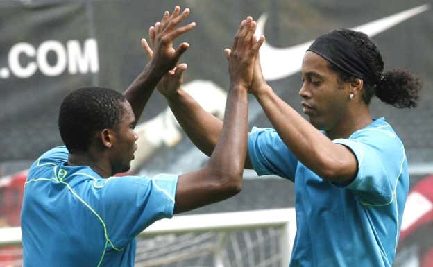 Eto'o y Ronaldinho durante un entrenamiento. EFE