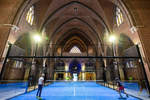 Una pista de pádel donde nunca antes la habías visto, en el claustro de una iglesia