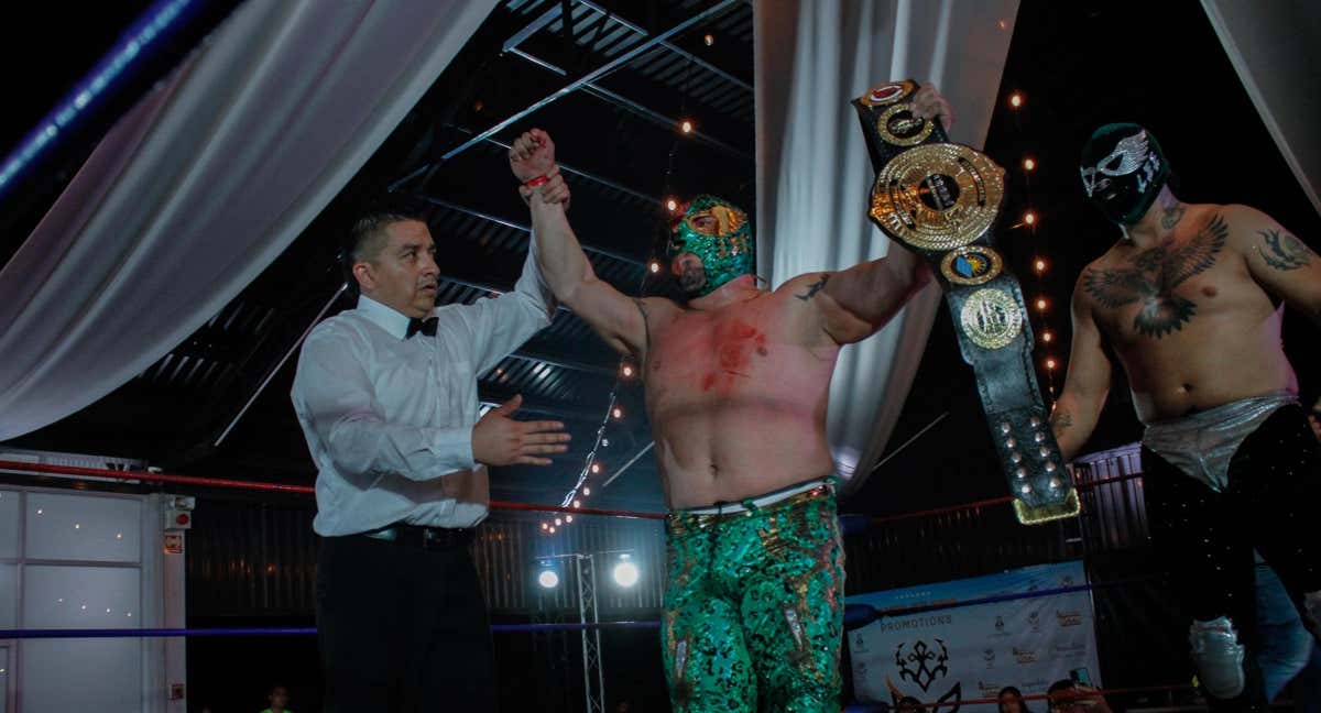 Bobby Lee Jr. celebra su victoria sobre Cinta de Oro./IOCW Championship