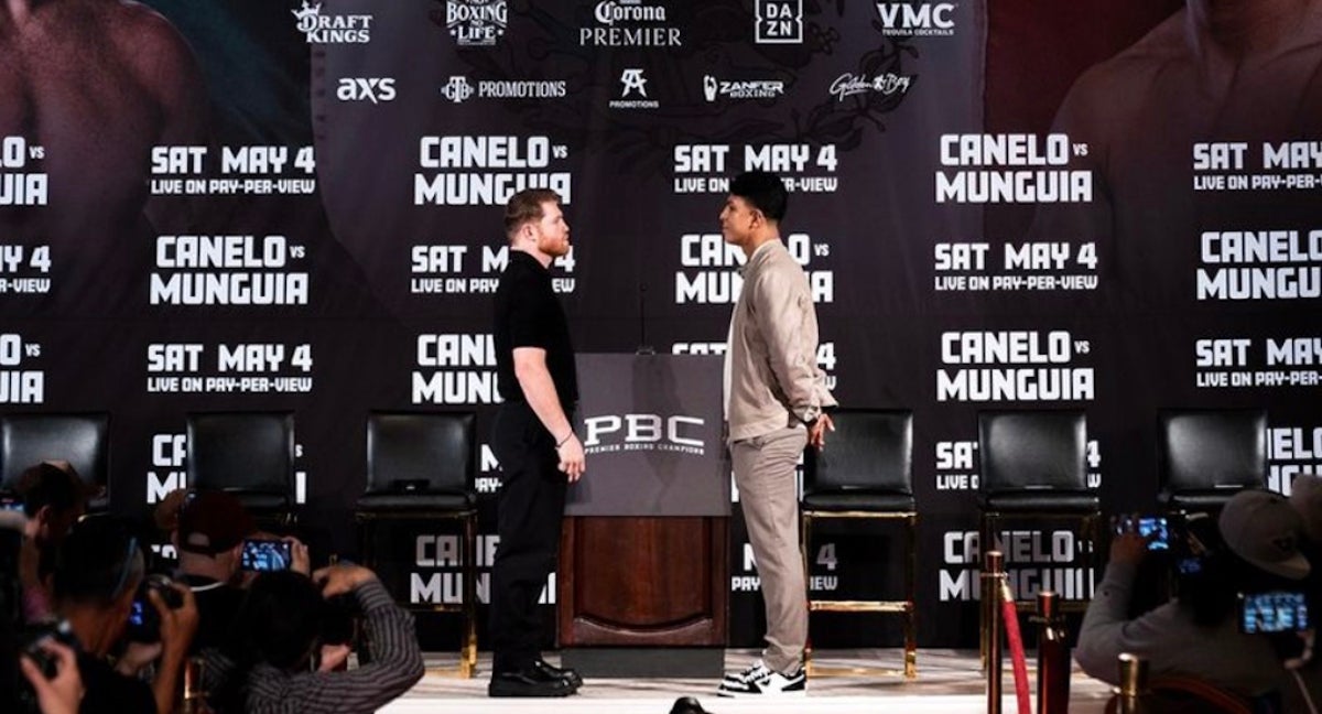 Canelo Álvarez y Jaime Munguía, cara a cara en la conferencia de prensa de presentación de su combate.