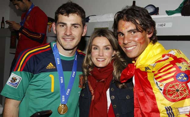 Rafael Nadal, junto a Casillas y la reina Letizia en el vestuario de la Selección.  RFEF