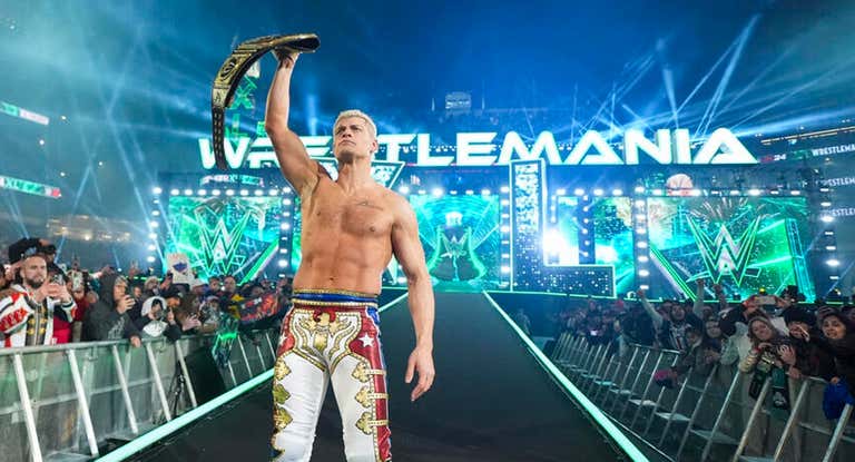 Cody Rhodes celebra su victoria en WrestleMania 40.