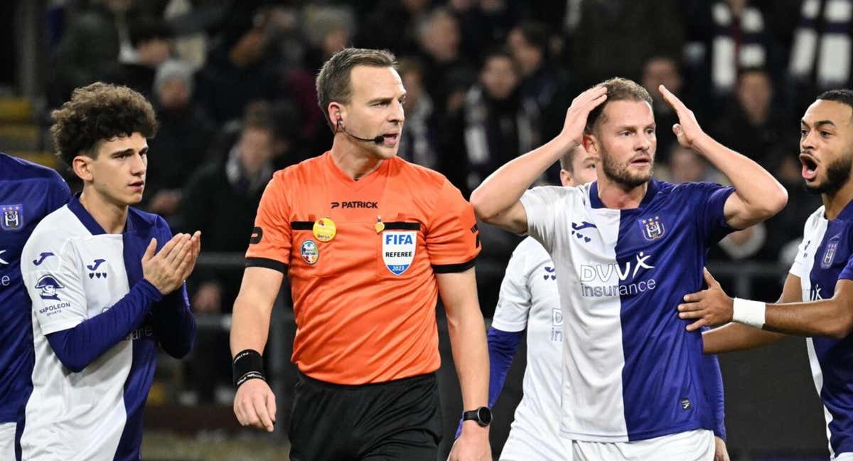 Anderlecht y Genk, en el partido que disputaron el pasado mes de diciembre./Getty