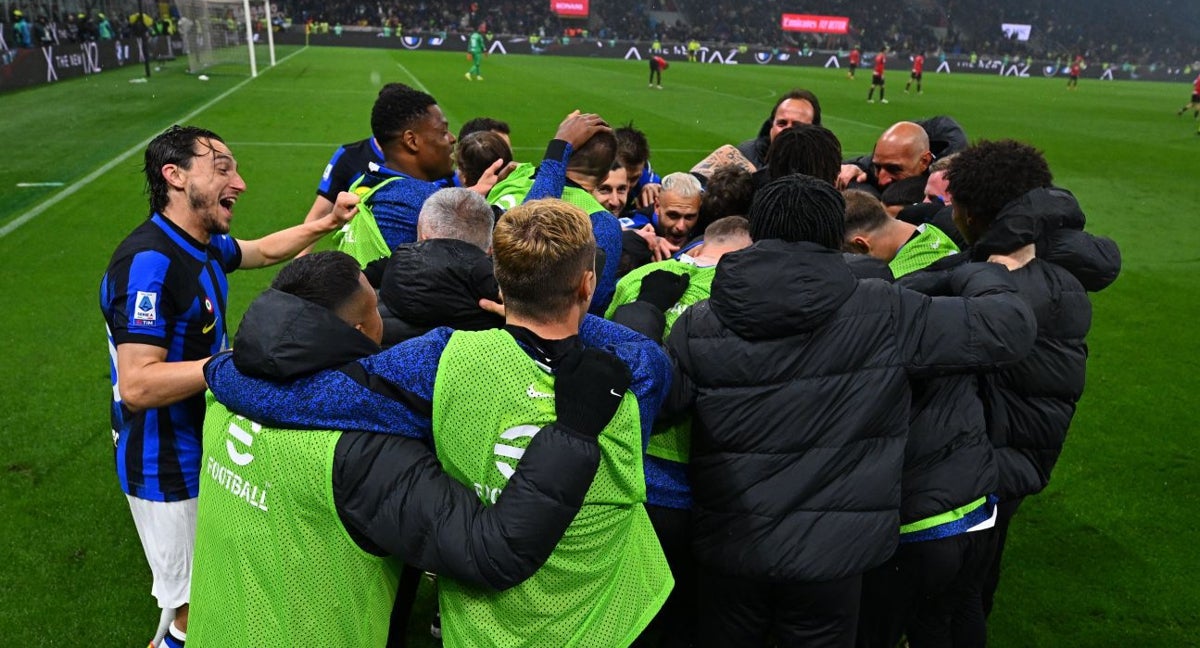 Jugadores del Inter celebran el título de Liga conseguido ante el Milan.