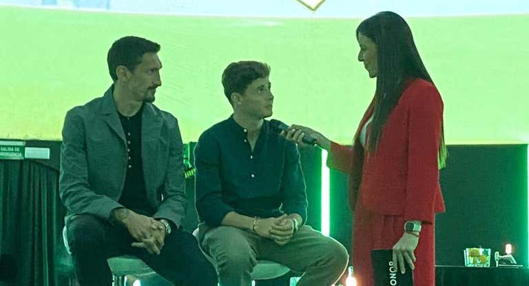 Savic y Riquelme, durante el acto de Honor.