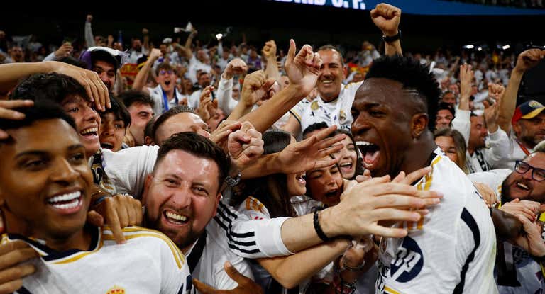 Vinicius celebra la victoria ante el Barça con los aficionados.