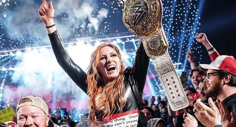 Becky Lynch celebra su victoria con los fans presentes en WWE Raw.