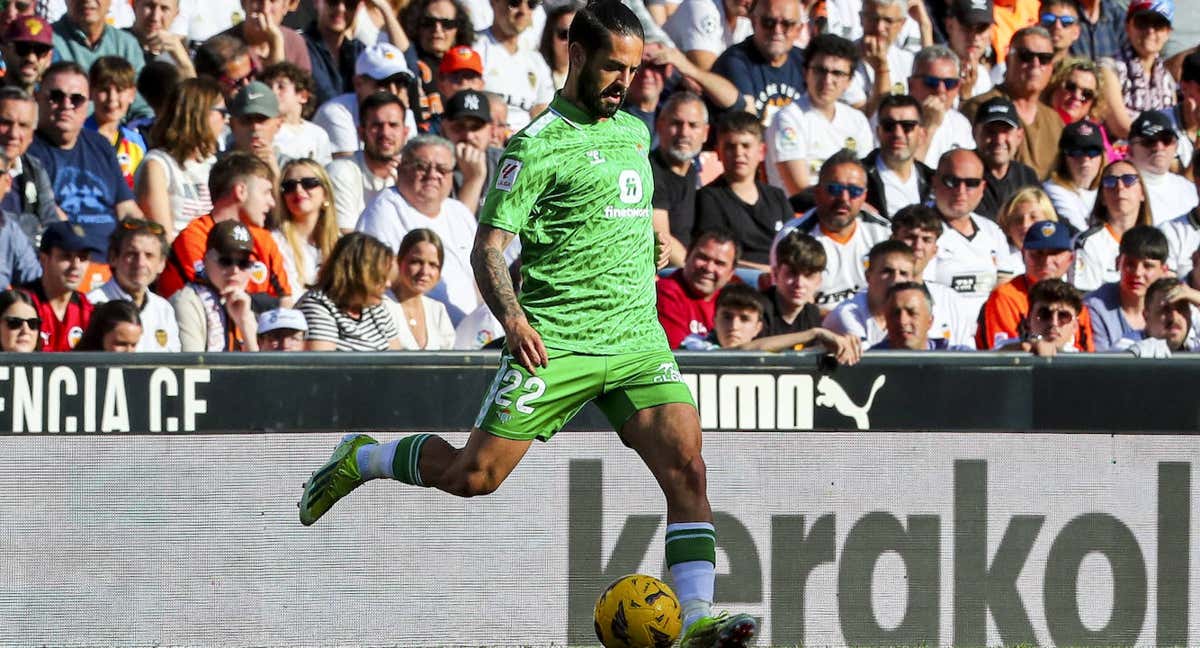 Isco golpea el balón en el partido entre el Valencia y el Betis.