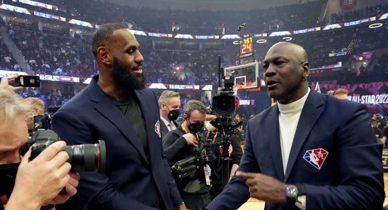LeBron James y Michael Jordan en la ceremonia del 75 aniversario de la NBA.