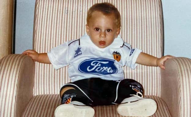 Sergi Canós de bebé con la camiseta del Valencia.  Instagram Sergi Canós.