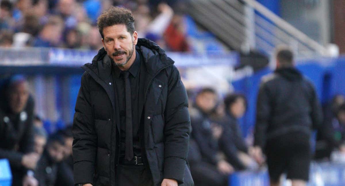 Simeone se lamenta en el partido perdido en Vitoria. /AFP