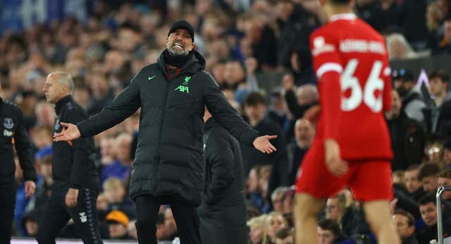 El Liverpool patina en el derbi y dice adiós a la Premier League