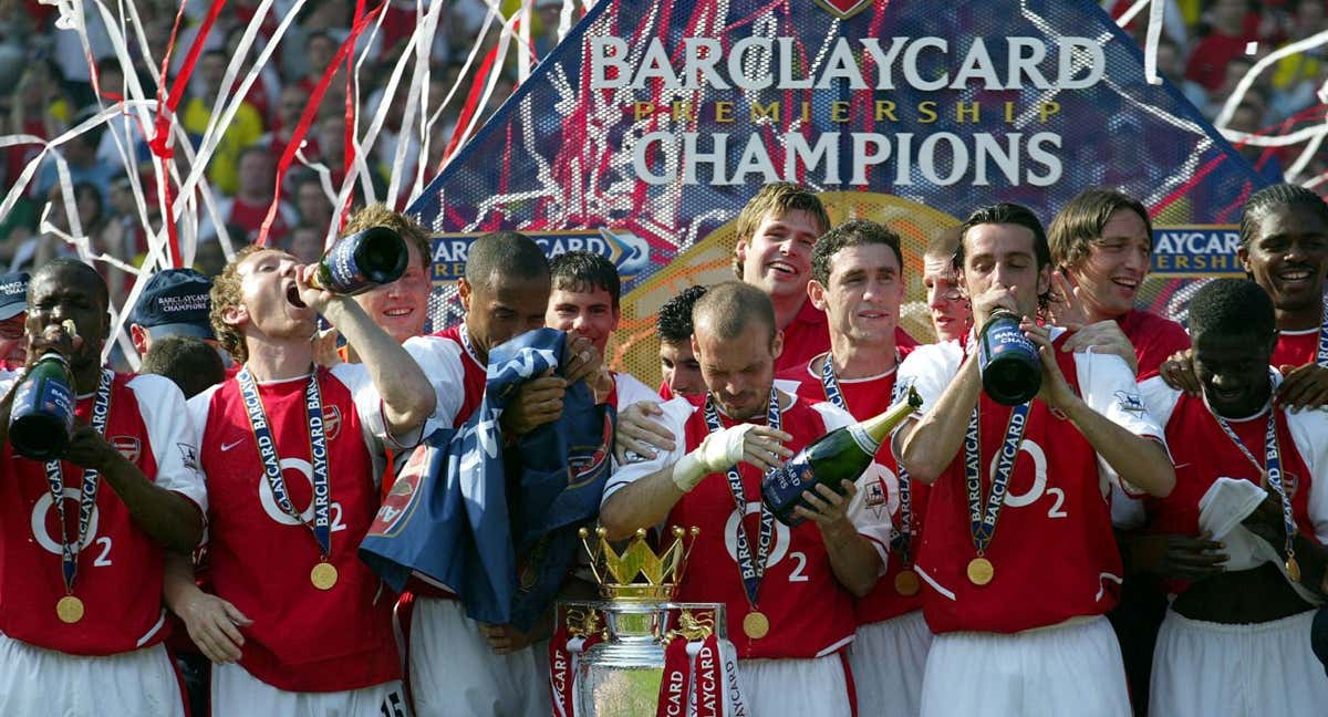 Los jugadores del Arsenal levantan la Premier de la 2003-2004. /Getty