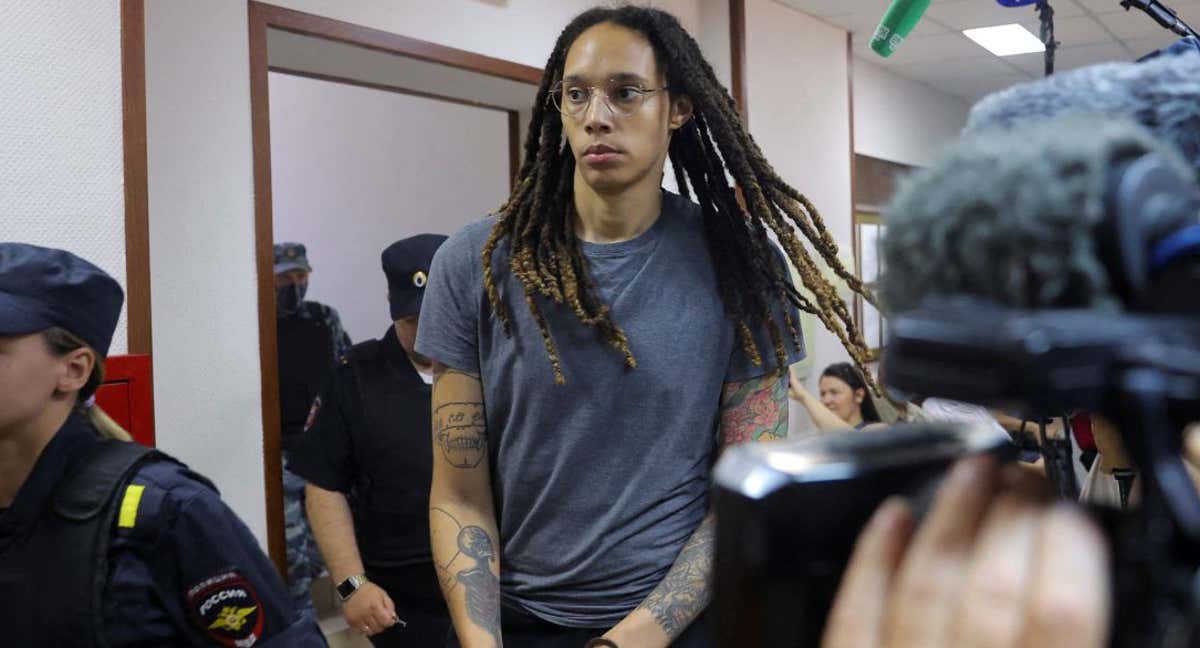 Brittney Griner escoltada tras su detención en Rusia./Reuters