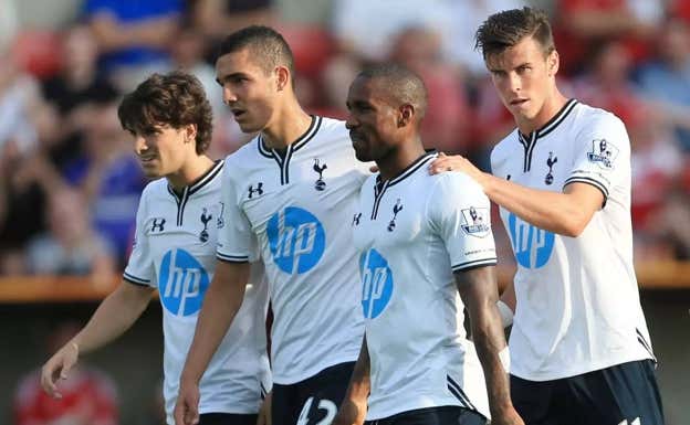 Cristian Ceballos, a la izquierda, junto a Bentaleb, Defoe y Bale.  Getty Images