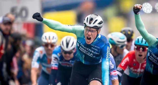 Dorian Godon se luce al esprint, gana la etapa y se pone líder