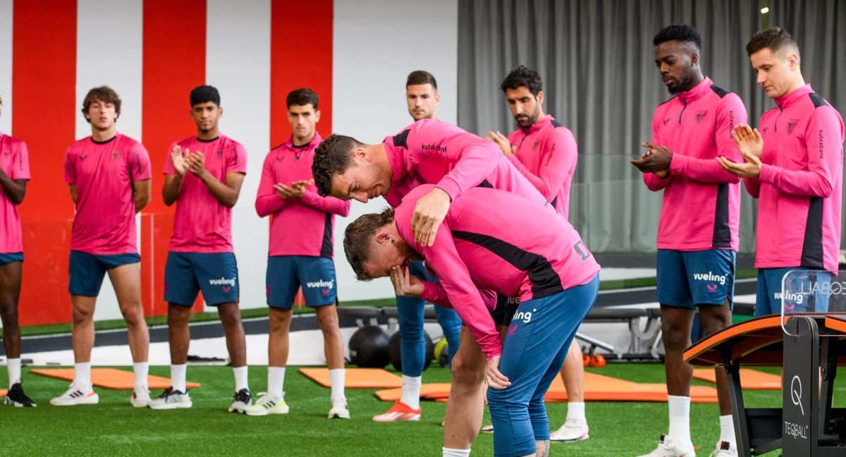 De Marcos abraza a un emocionado Muniain durante el discurso./Athletic Club