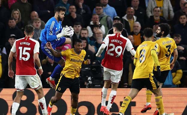 David Raya se lleva un balón aéreo en un partido contra el Wolverhampton. REUTERS