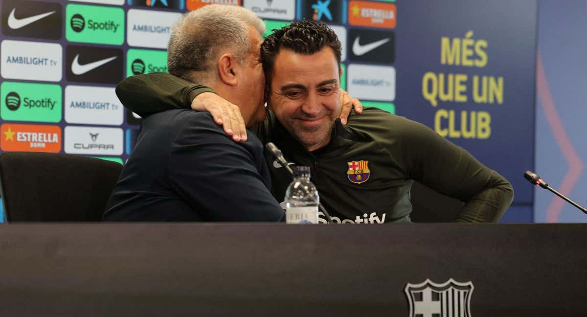 Laporta y Xavi se abrazan en un momento del acto.