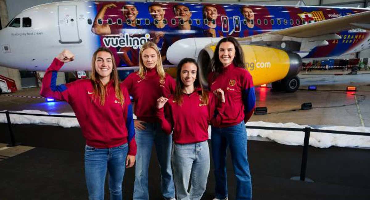 Las jugadoras del Barça posando delante del avión./FC Barcelona