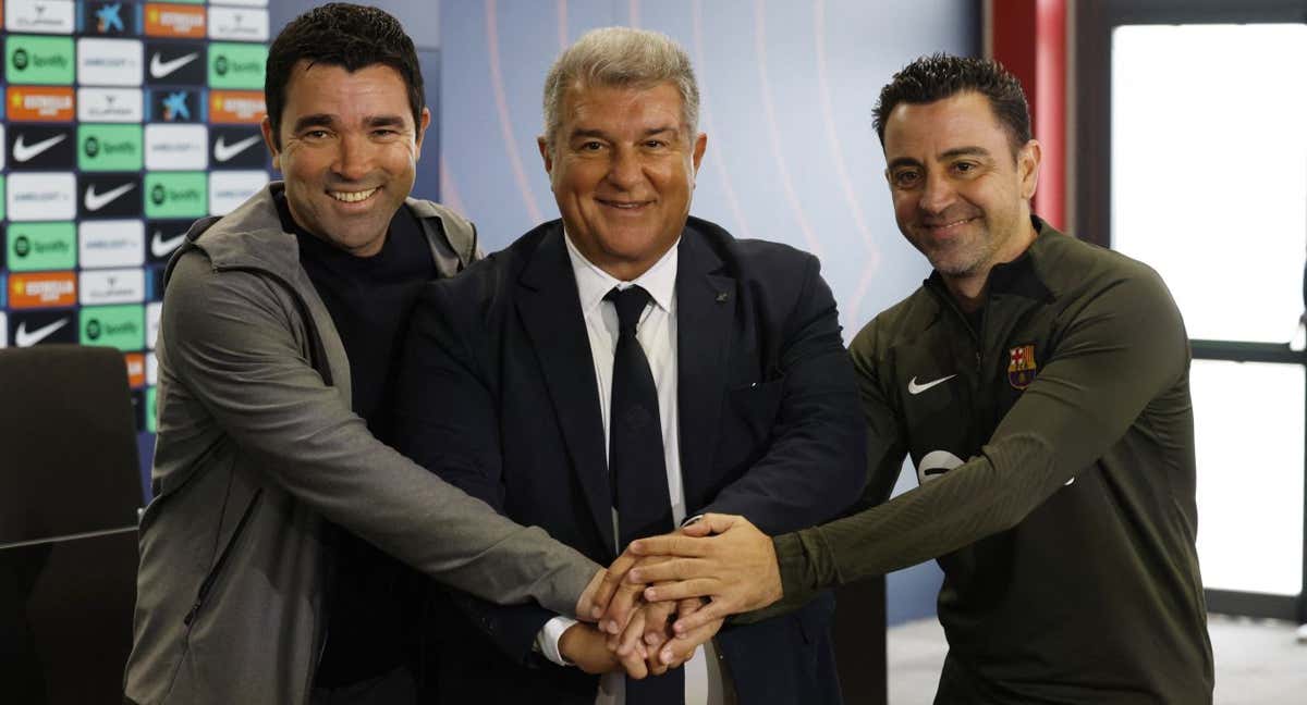 Deco, Laporta y Xavi en el acto./AGENCIAS