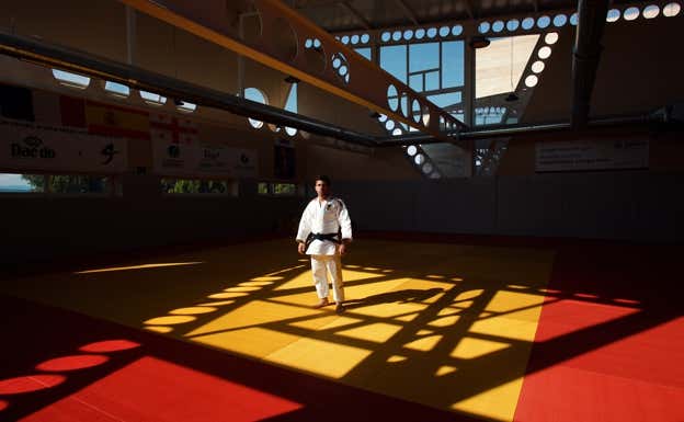 Fran Garrigós recibe a Relevo en el Dojo Quino, el club de Brunete que se ha convertido en una fábrica de campeones. RELEVO/MICHÈLE NOVOVITCH