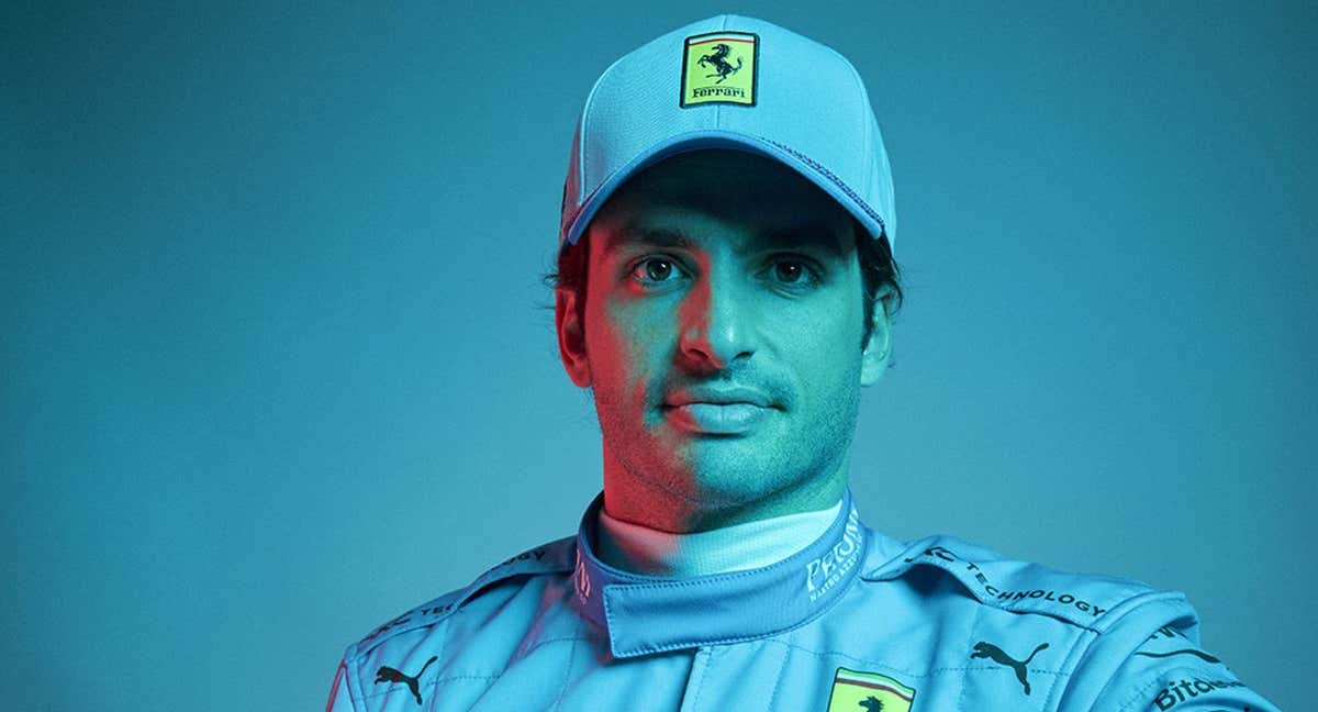 Carlos Sainz presenta el nuevo mono azul de Ferrari. /Twitter @ScuderiaFerrari