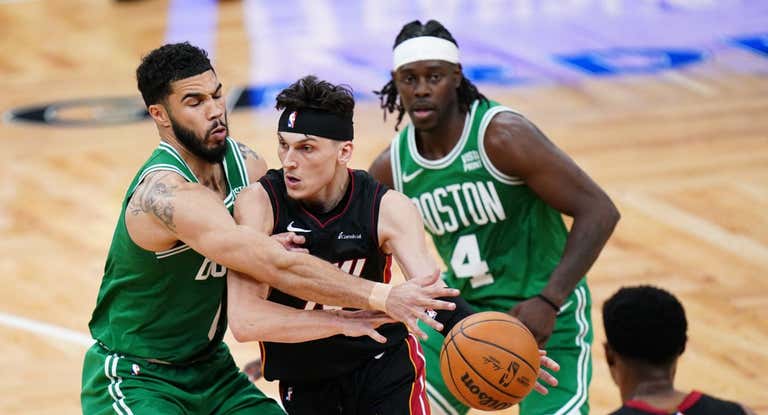 Tyler Herro defendido por los Celtics.
