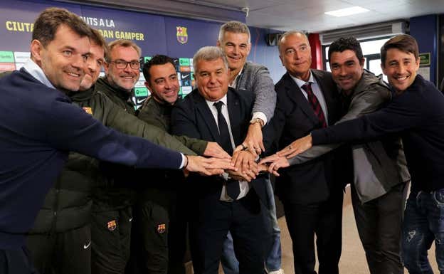 Xavi, en la comparecencia donde anunció que sigue en el Barça.  AFP