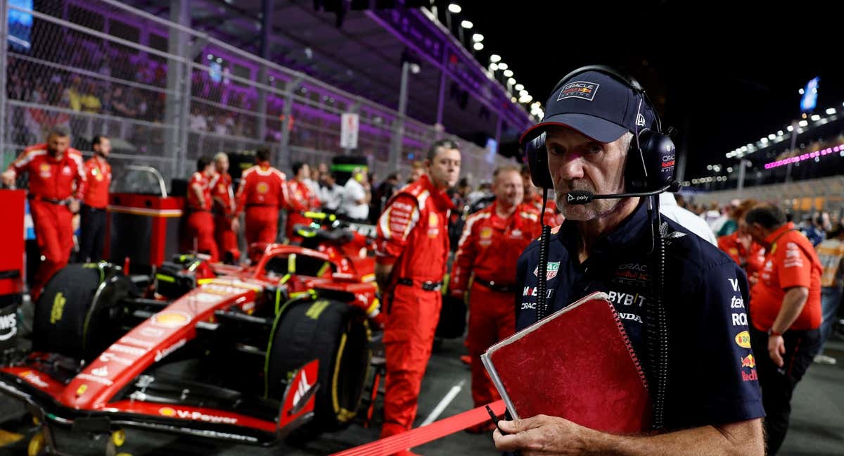 Adrian Newey, con su característica libreta roja.