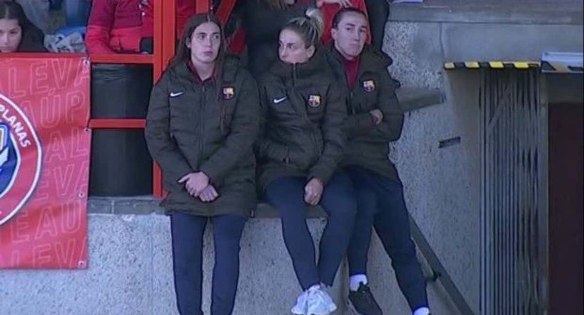 Lucía Corrales, Alexia Putellas y Lucy Bronze, durante el partido entre el Levante Las Planas y el Barcelona./ Redes sociales