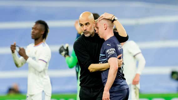 Pep Guardiola consuela a Zinchenko al final del partido de vuelta de semifinales de Champions de 2022 en el Bernabéu/Getty Images