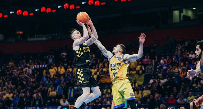 Marcelinho Huertas ante Poulianitis durante la semifinal.
