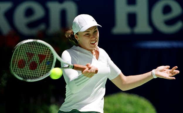 Martina Hingis, con una camiseta con malla larga integrada en su brazo derecho durante el Open de Australia 2001. Getty Images