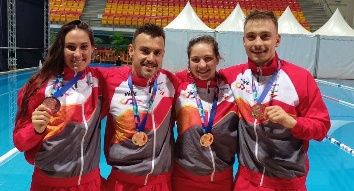 Los miembros del equipo español de natación paralímpica posan con las medallas.