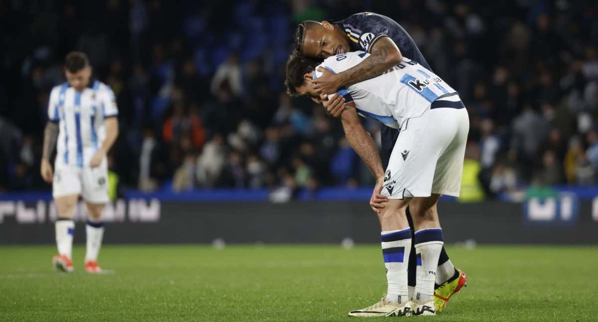 Militao abraza a Oyarzabal, que se lamenta por una nueva derrota en el Reale Arena./EFE