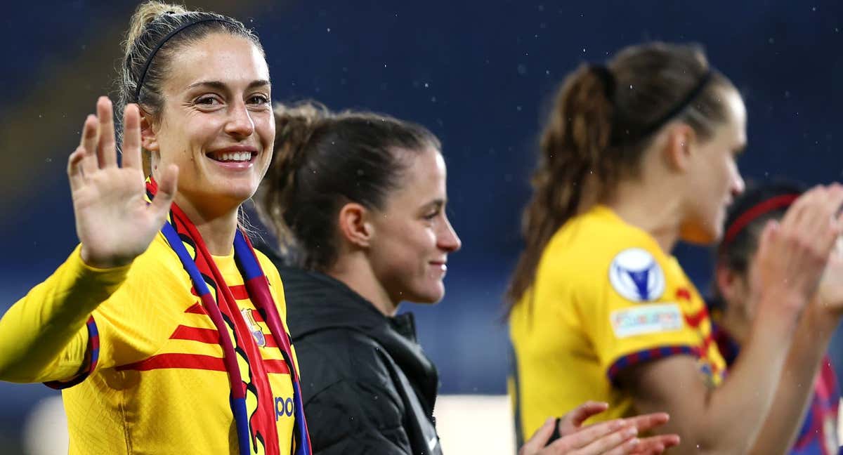 Alexia Putellas, Ona Batlle e Irene Paredes, jugadoras del Fútbol Club Barcelona femenino, durante la celebración del equipo tras la remontada ante el Chelsea. /GETTY