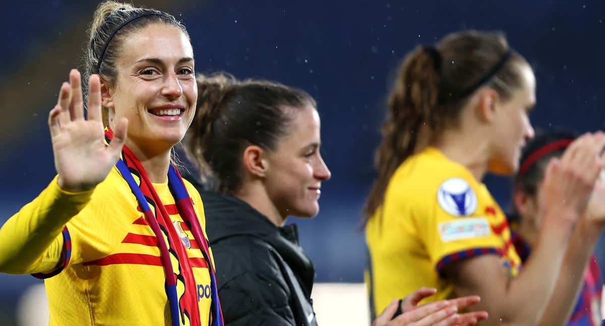 Alexia Putellas, Ona Batlle e Irene Paredes, jugadoras del Fútbol Club Barcelona femenino, durante la celebración del equipo tras la remontada ante el Chelsea.