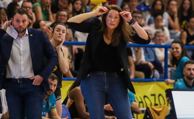Montañana da instrucciones a sus jugadoras.  Andrés Molina