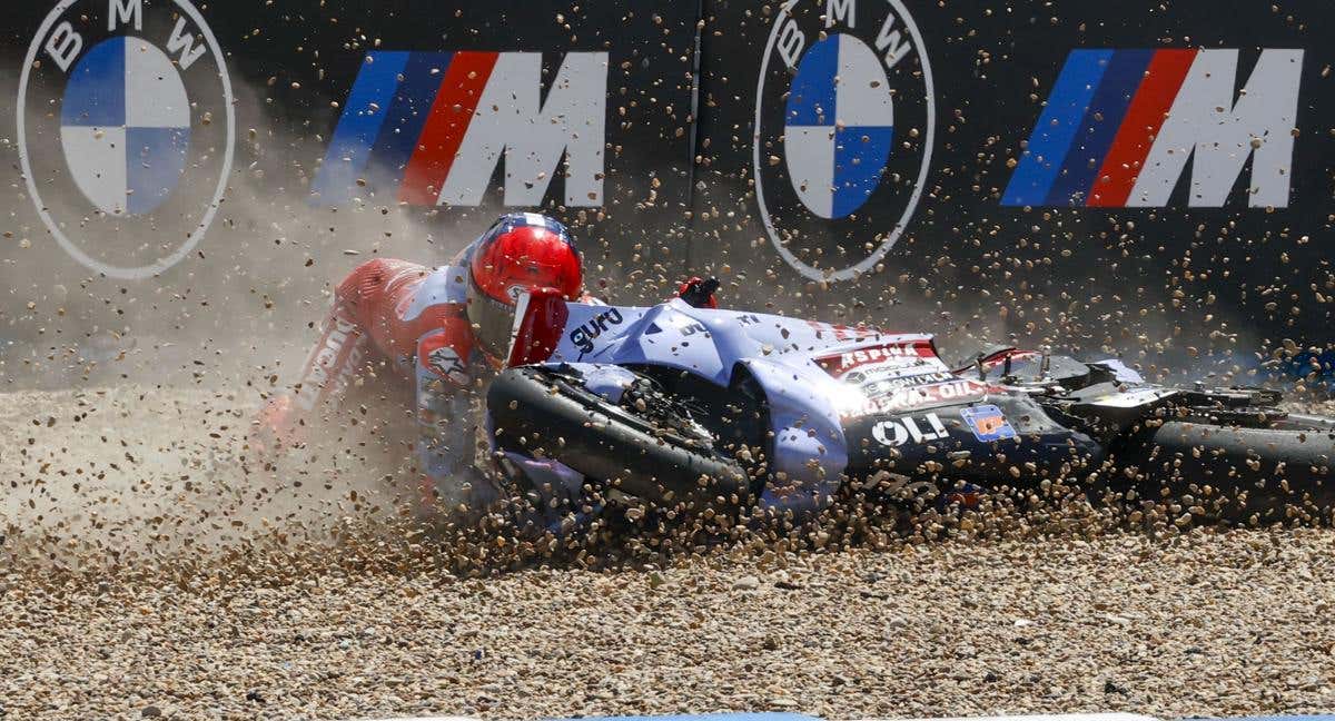 Momento de la caída de Marc Márquez durante la sprint de Jerez./EFE