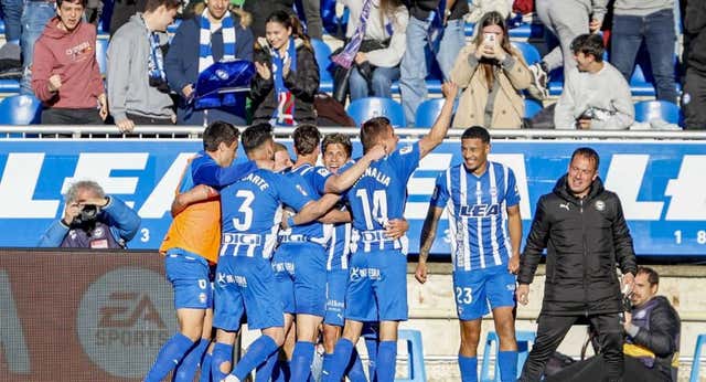 Un Mendizorroza centenario se da un homenaje y pone a temblar al Celta