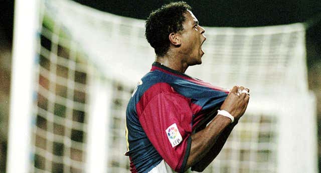 El paso de Kluivert por el Barcelona: «Se iba el último de las discotecas, se llevó por delante una valla de un parking… Se le taparon muchas cosas»