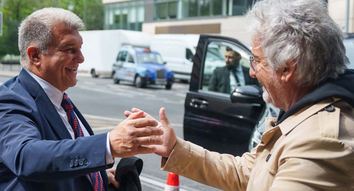 Joan Laporta y Xavi Puig se saludan en la puerta del hotel del Barça a la llegada del presidente culé a Londres para el partido de Champions ante el Chelsea. /FC BARCELONA FEMENINO