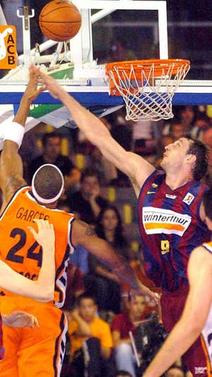 Marconato intenta taponar a Garcés durante su época en el Barça. EFE