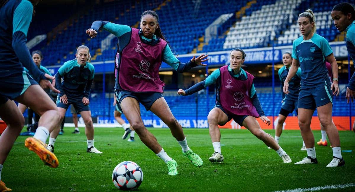 Las jugadoras del Barça, durante el entrenamiento previo al partido ante el Chelsea. /FC Barcelona