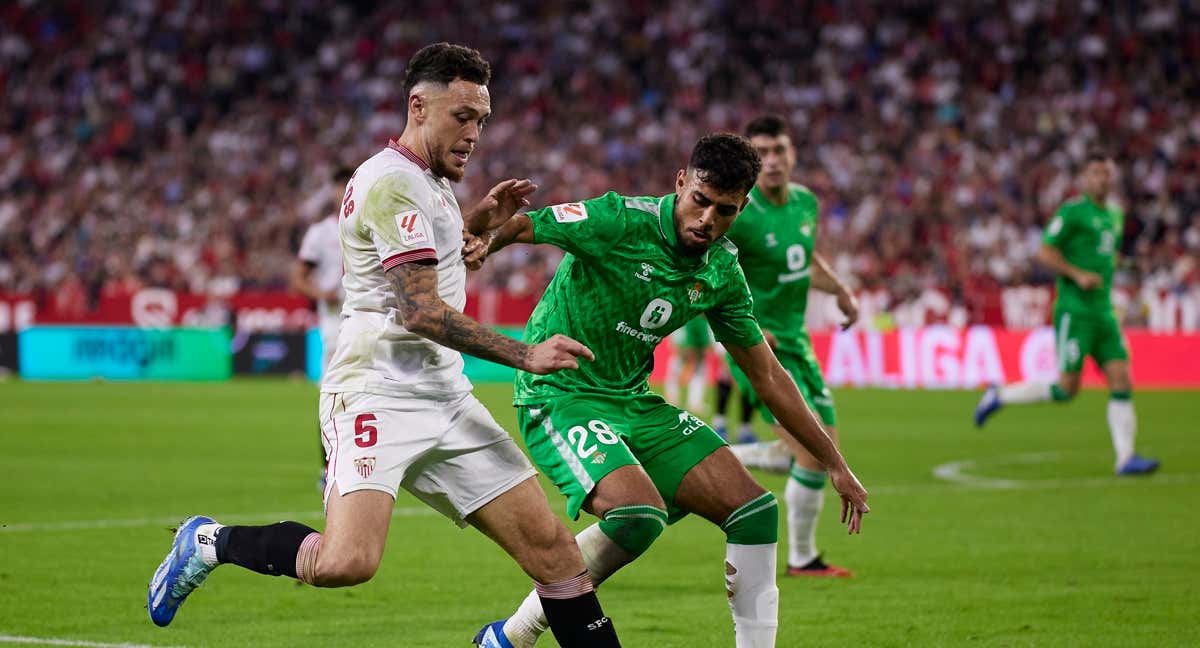 Lucas Ocampos y  Chadi Riad en un partido del 2023. /Quality Sport Images/Getty Images