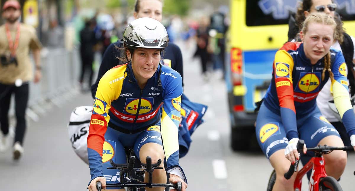 Lizzie Deignan y Elynor Backstedt, victoriosas pero afectadas en la meta de Valencia.