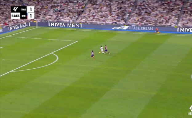 Vinícius se queda ante Ter Stegen.  WYSCOUT