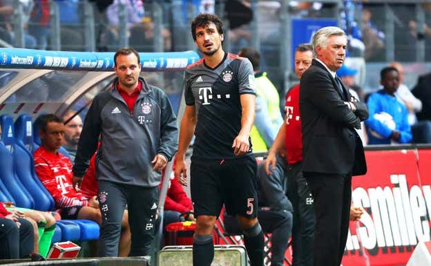 Hummels camina por detrás de Ancelotti.  EFE