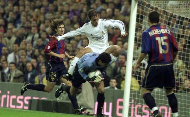 Bonano atrapa un balón en un Clásico ante el Madrid.  IGNACIO GIL